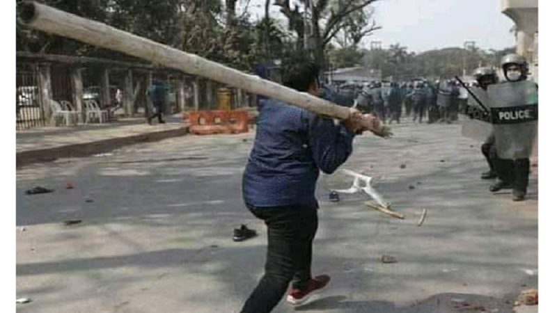 বাঁশ হাতে পুলিশের দিকে তেড়ে যাওয়ার ছবি ভাইরাল
